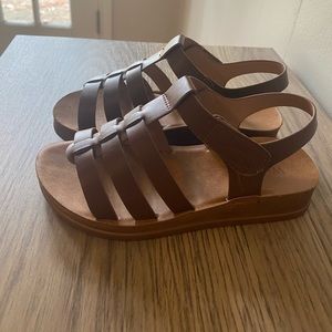 Girl’s Velcro sandals